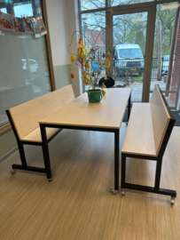 eettafel met 2 bankjes