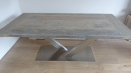 Tafel met geborsteld RVS onderstel blad 5cm dik steigerhout