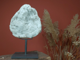 bergkristal geode op standaard