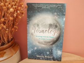 boek Moonology - Yasmin Boland vintage Veer