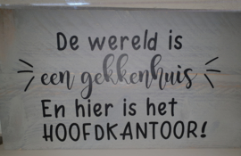 Bordje De wereld is een gekkenhuis