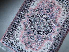 Vintage tapijt pink 31x20cm 1:6