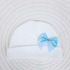Mutsje WIT met naam en strikje blauw