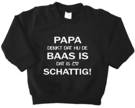 Sweater Papa denkt dat hij de baas is