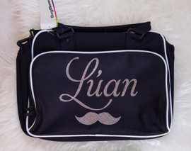 Luiertas met naam en snor