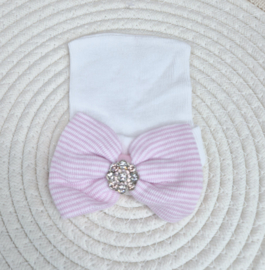 Mutsje met strik wit/roze grote steen