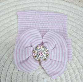 Mutsje met strik roze streep grote steen