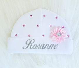 Mutsje met strass en bloem