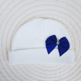 Mutsje WIT met naam en strikje donkerblauw