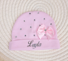 Muts naam, strik en strass roze
