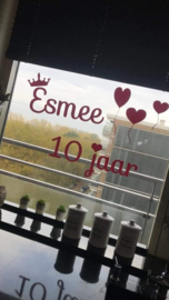 Verjaardags- sticker  kroon & hartjes ballon