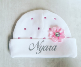 Mutsje met strass en bloem