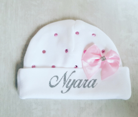 Mutsje met strass en strikje