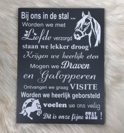 Tekstbord Bij ons in de stal