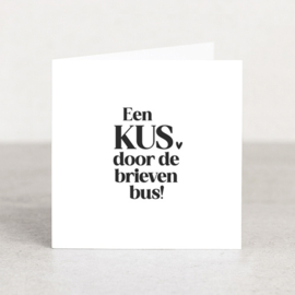 Dubbele kaart |  Een kus door de brievenbus