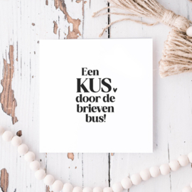 Dubbele kaart |  Een kus door de brievenbus