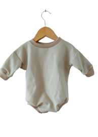 sweater rompe zand met geborduurde naam