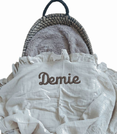 Ruffle Swaddle beige met geborduurde naam