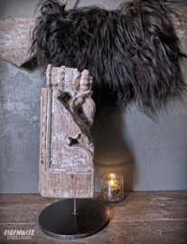 Zwaar Houten Ornament op Standaard