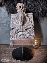 Zwaar Houten Ornament op Standaard