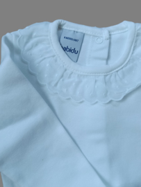 Babidu romper 1199 wit met katoenen ruche langs hals en mouwen