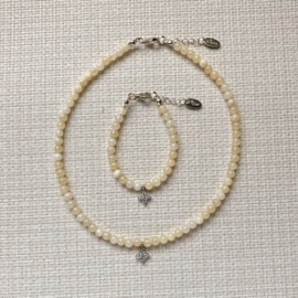 Rian Natuursteen Sieraden met Bedel Bloem Licht Geel AK233 (610)