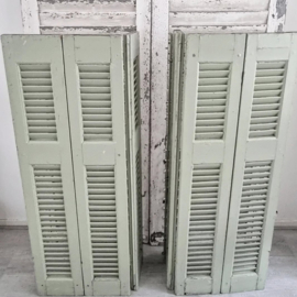 Oude set Franse geschakelde shutters, sage groen