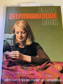 Groot zelfmaakmode Boek | alles over knippen | Naaien en veranderen | 1974 | gedrukt door de Lange / van Leer b.v., Deventer |