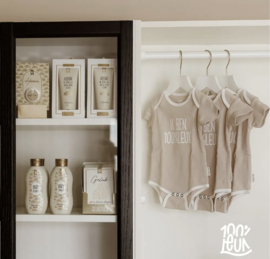 Kraamcadeau Nijntje – Rompertje, babysokjes & houten slinger