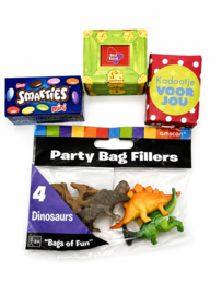 Dino traktatie verjaardag – mini dinosaurus figuurtjes met snoep