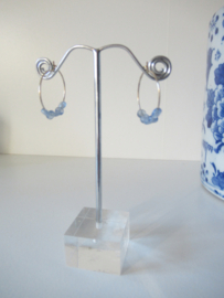 Goudkleurige creolen met blauw steentje