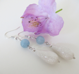 Zilverkleurige wit/blauwe oorbellen