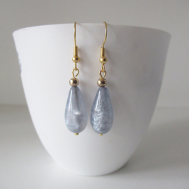 Goudkleurige licht blauw/grijs resin oorbellen