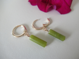 Rosékleurige clip oorbellen met groen steentje