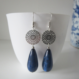 Zilverkleurige blauwe resin oorbellen