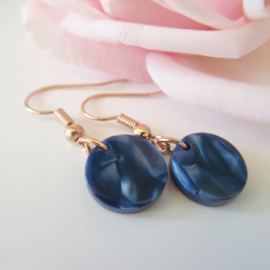 Rosékleurige dark blue resin oorbellen