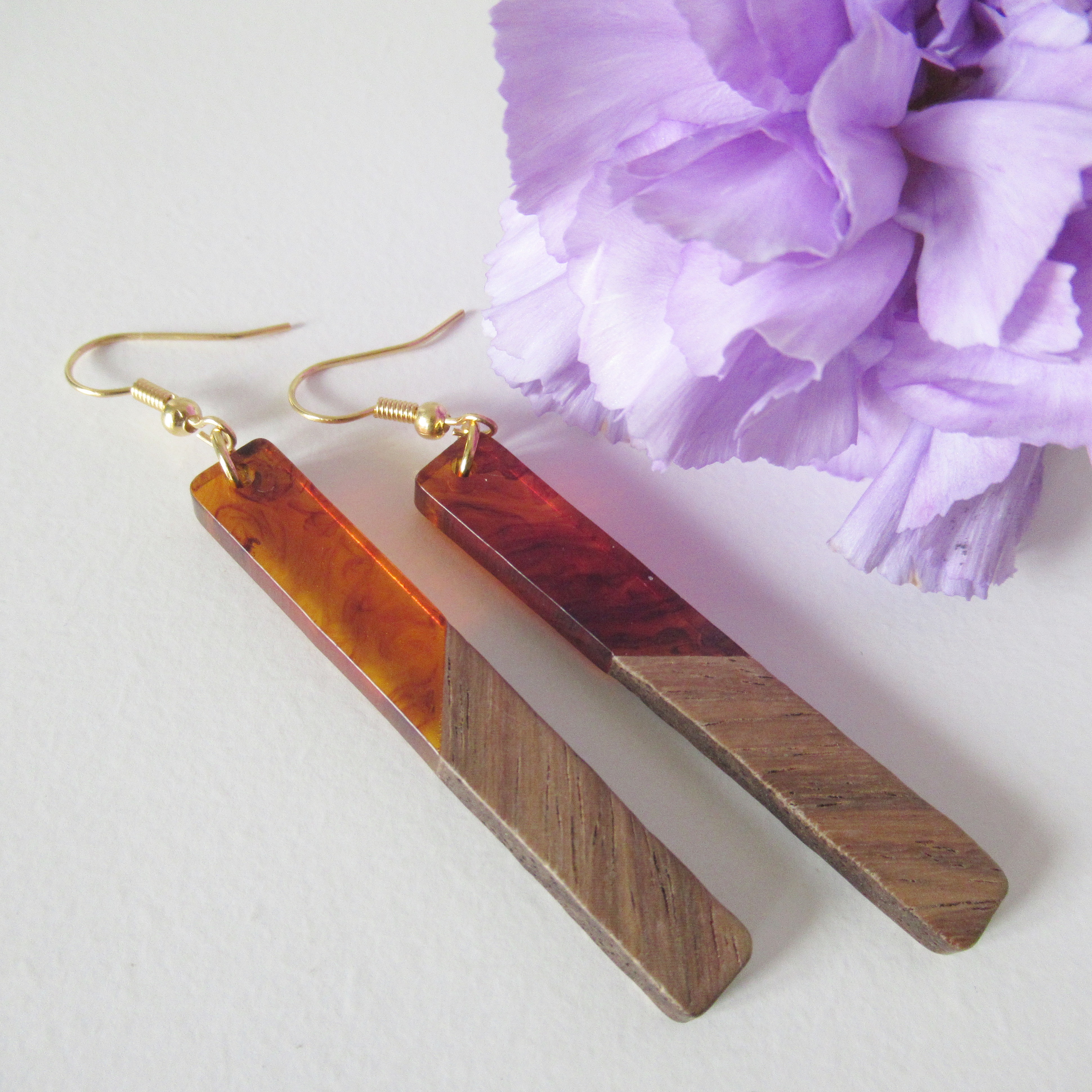 Goudkleurige resin/hout oorbellen