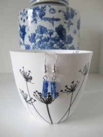 Zilverkleurige oorbellen met blauw glas