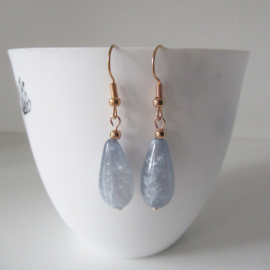 Rosékleurige licht blauw/grijs resin oorbellen