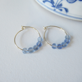 Goudkleurige creolen met blauw steentje