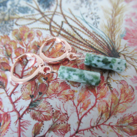 Rosékleurige clip oorbellen met groene half edelsteen