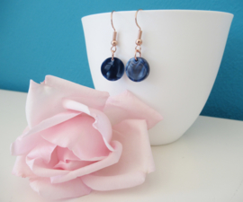 Rosékleurige dark blue resin oorbellen