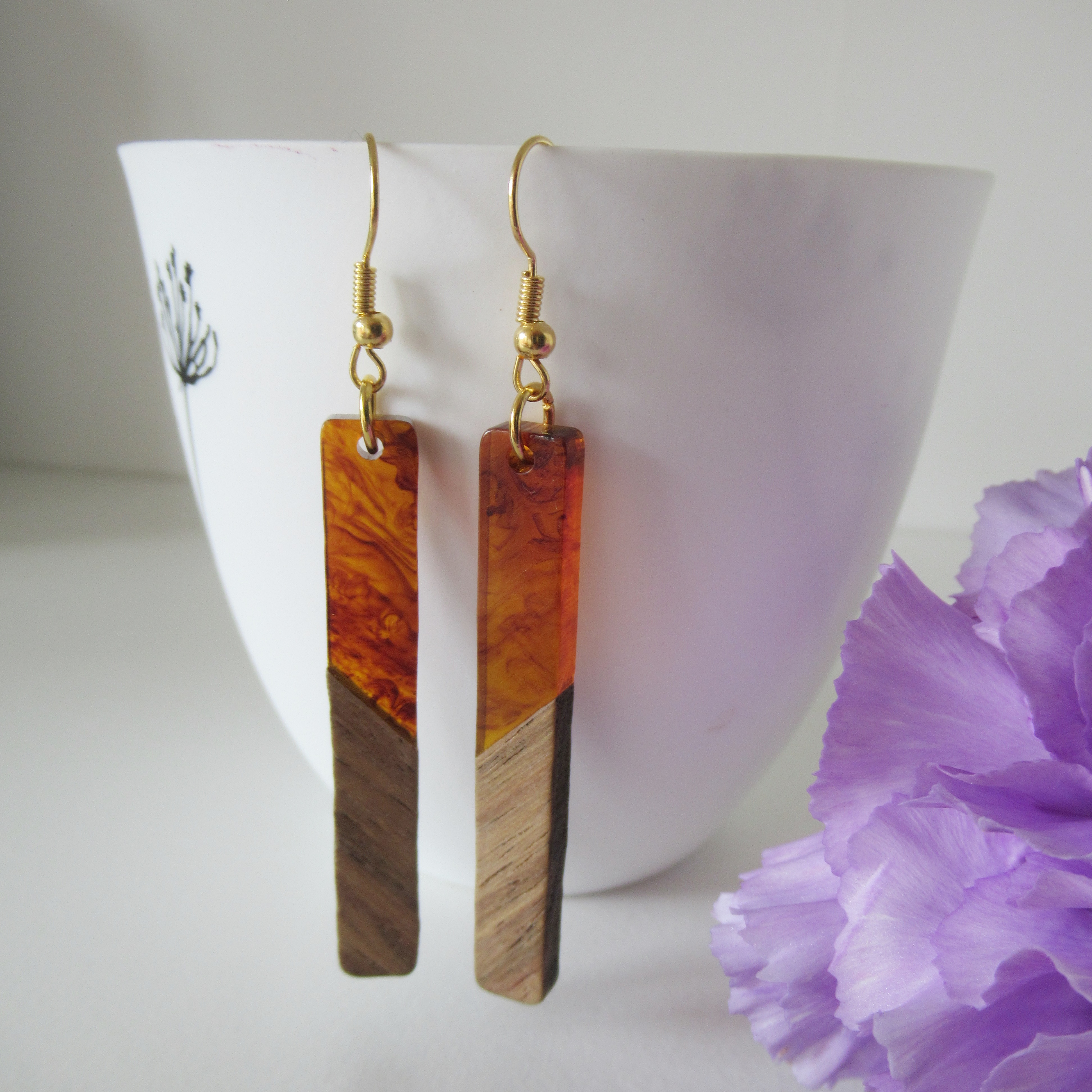 Goudkleurige resin/hout oorbellen