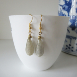 Goudkleurige shiny basil druppel oorbellen