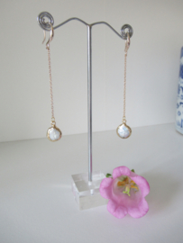 Goudkleurige hang oorbellen met parel