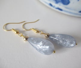 Goudkleurige licht blauw/grijs resin oorbellen