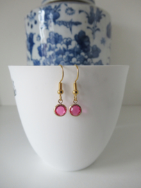 Goudkleurige kleine roze oorbellen