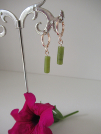 Rosékleurige clip oorbellen met groen steentje