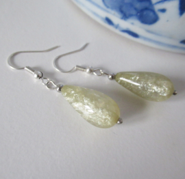 Zilverkleurige shiny basil druppel oorbellen