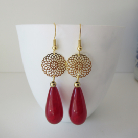 Goudkleurige shiny red oorbellen